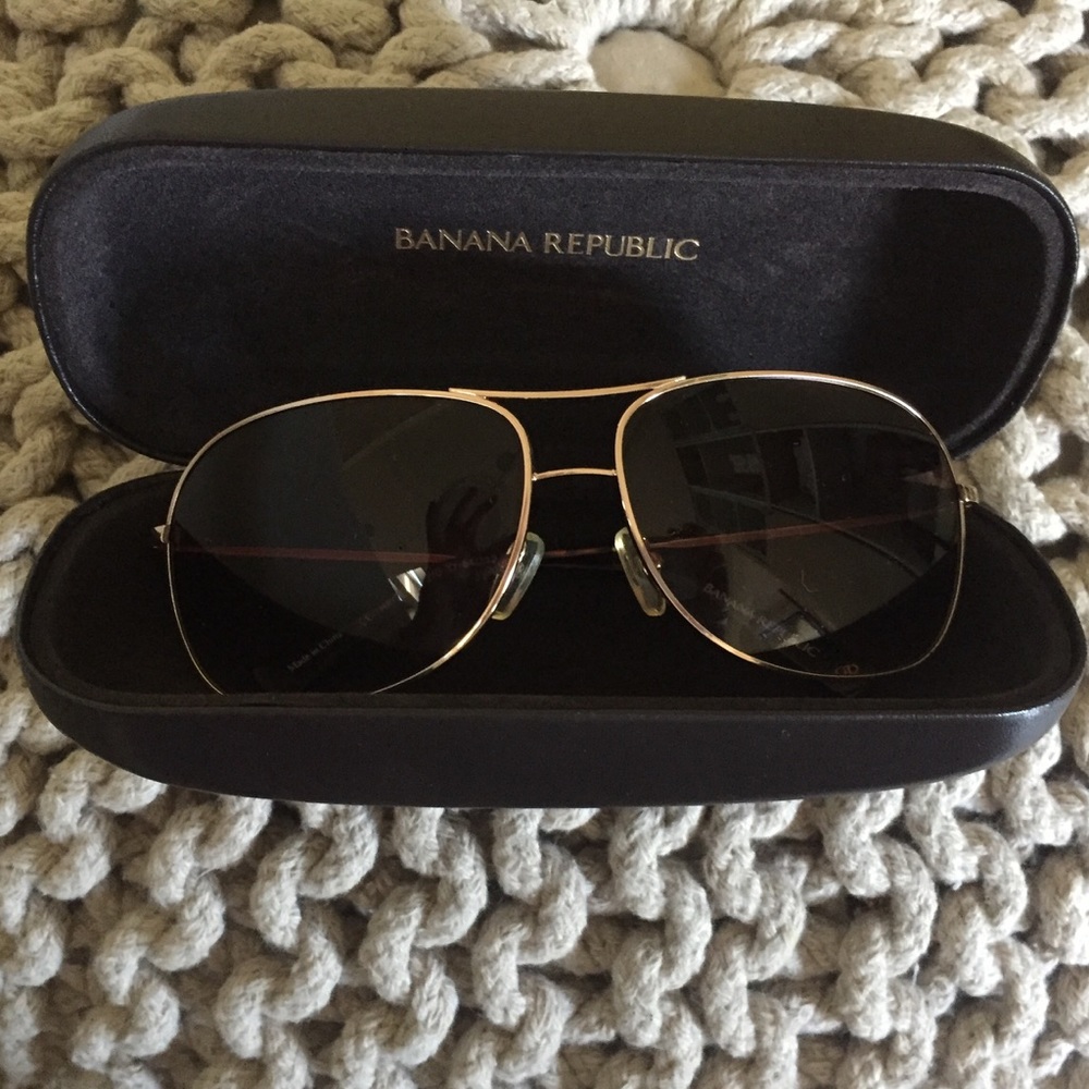 Aviator style sunglasses